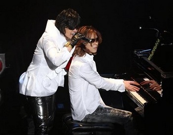 ステージで熱唱しているTOSHIとピアノを弾くYOSHIKIのX JAPANの画像
